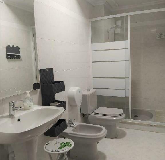 اتاق خانوادگی با سرویس بهداشتی مشترک, A Casa Da Herba