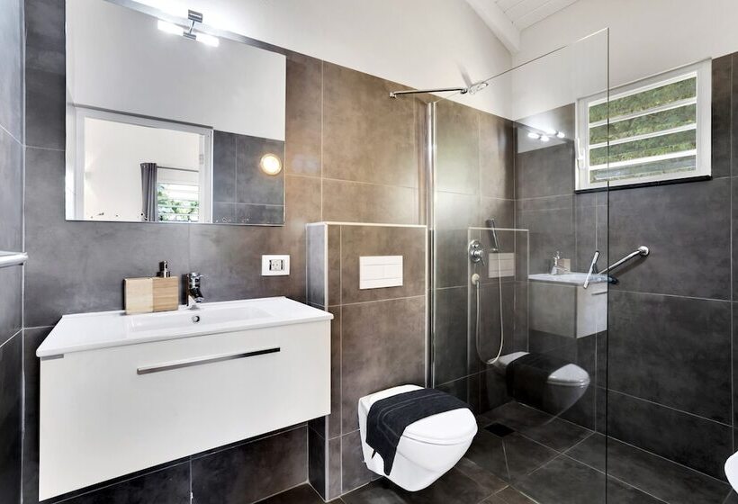 استودیوی استاندارد, All Seasons Apartments