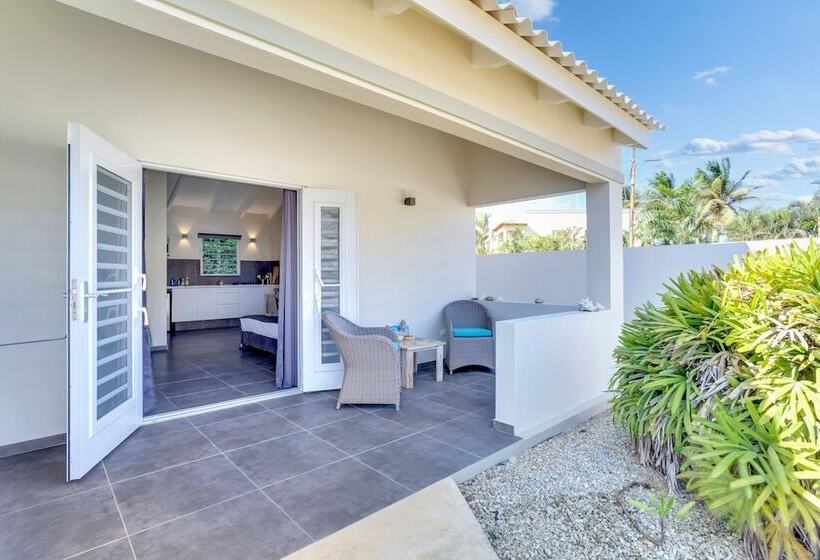 استودیوی استاندارد, All Seasons Apartments