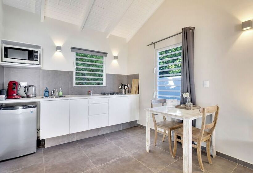 استودیوی استاندارد, All Seasons Apartments
