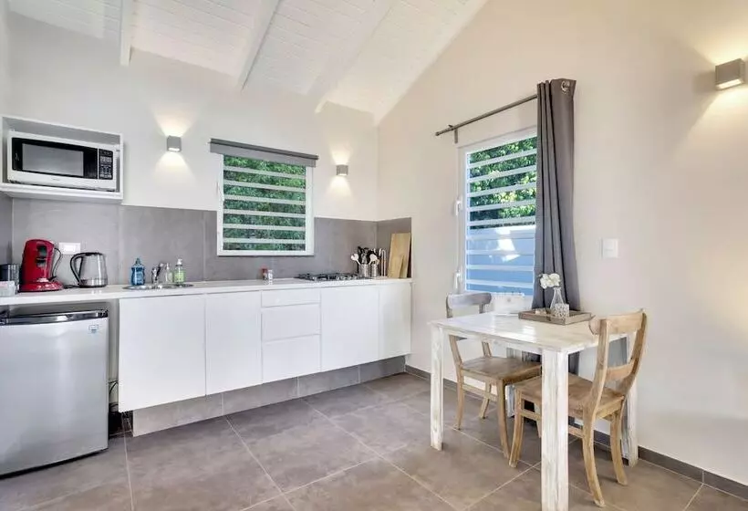استودیوی استاندارد, All Seasons Apartments