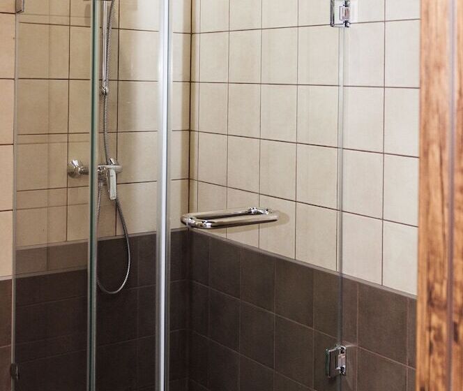 اتاق کلاس بیزنس, Hemingway