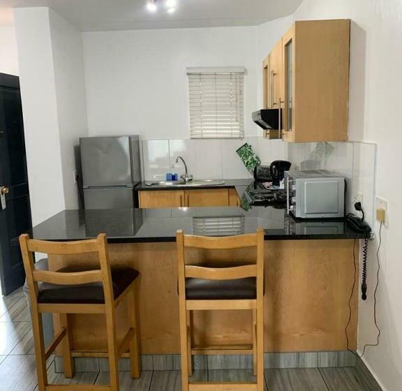 סוויטת 2 חדרי שינה, Airport Inn And Suites