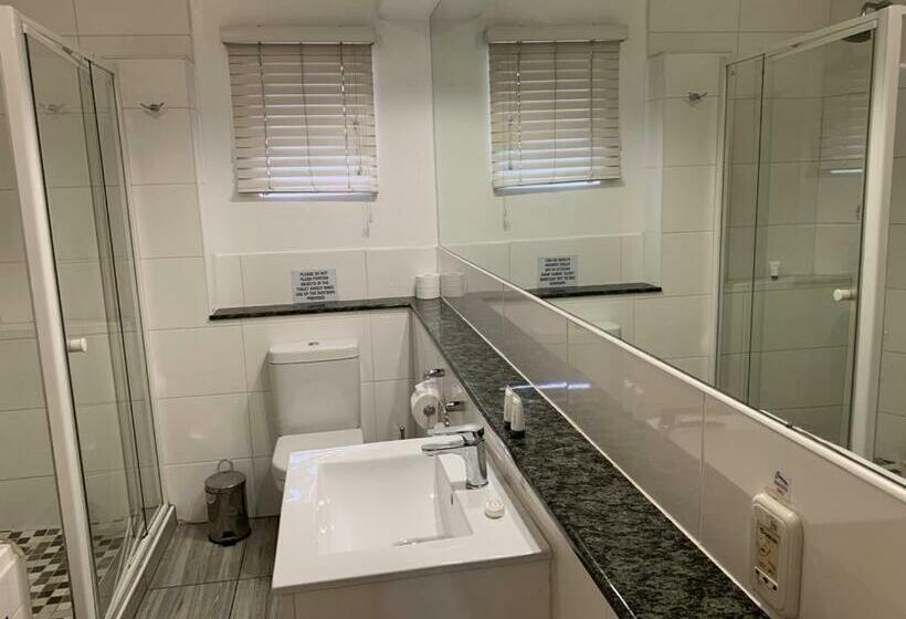 סוויטת 2 חדרי שינה, Airport Inn And Suites