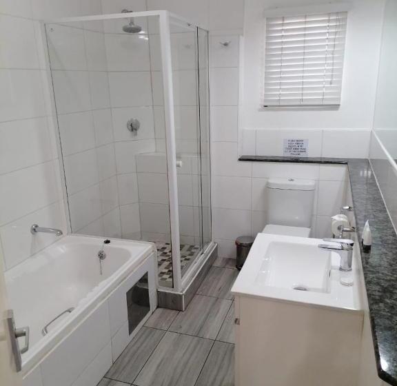 סוויטת 2 חדרי שינה, Airport Inn And Suites