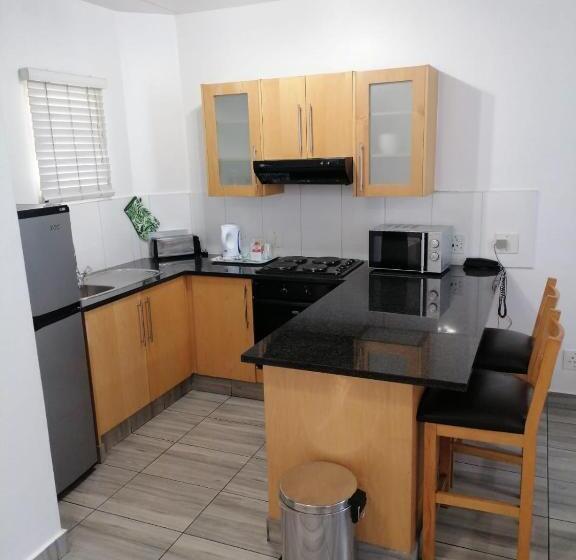 סוויטת 2 חדרי שינה, Airport Inn And Suites