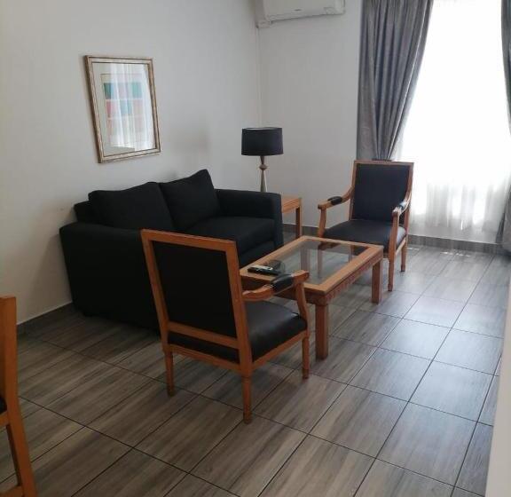 Люкс 2 Спальни, Airport Inn And Suites