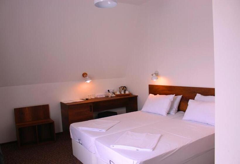 اتاق لوکس با چشم‌انداز شهر, Alliance