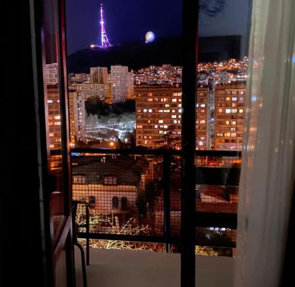 اتاق لوکس با چشم‌انداز شهر, Alliance