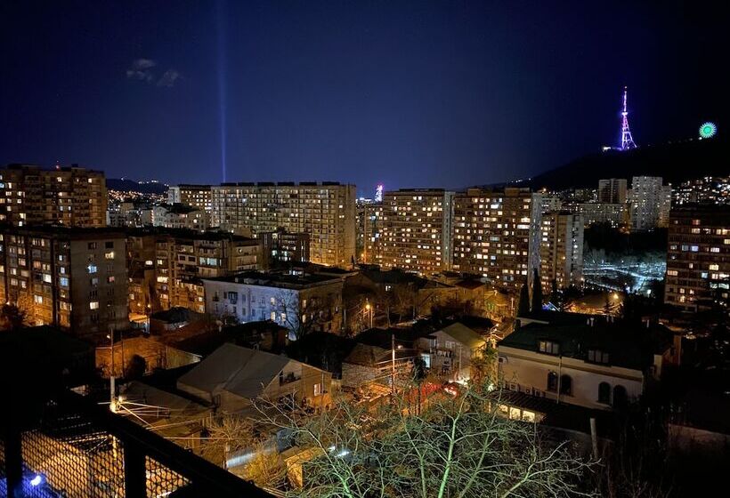 اتاق لوکس با چشم‌انداز شهر, Alliance