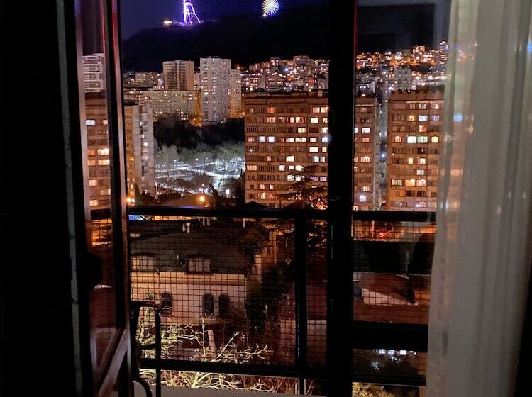 اتاق لوکس با چشم‌انداز شهر, Alliance