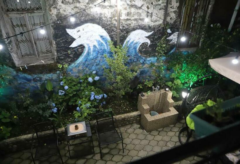 سوئیت با بالکن, Black Sea House