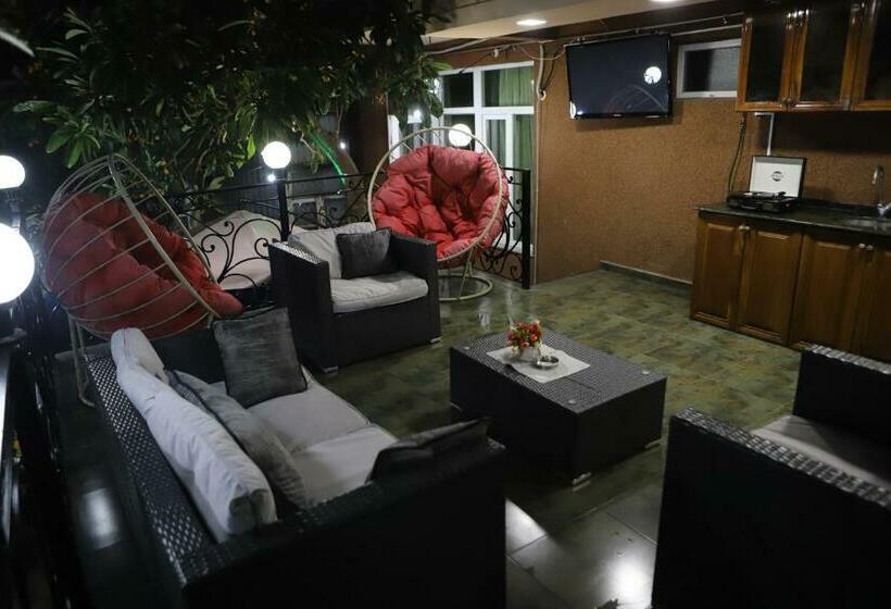 سوئیت با بالکن, Black Sea House