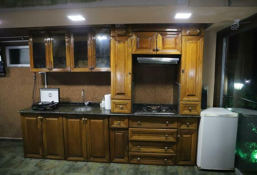 سوئیت با بالکن, Black Sea House