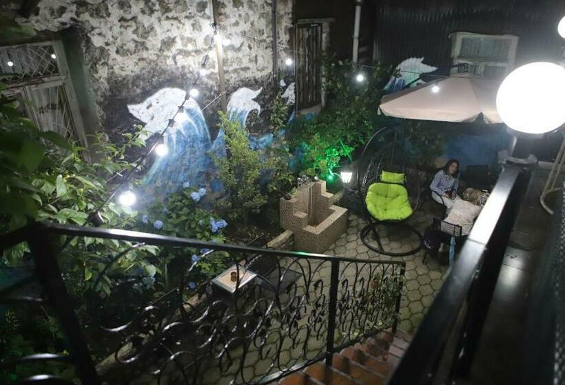 سوئیت با بالکن, Black Sea House