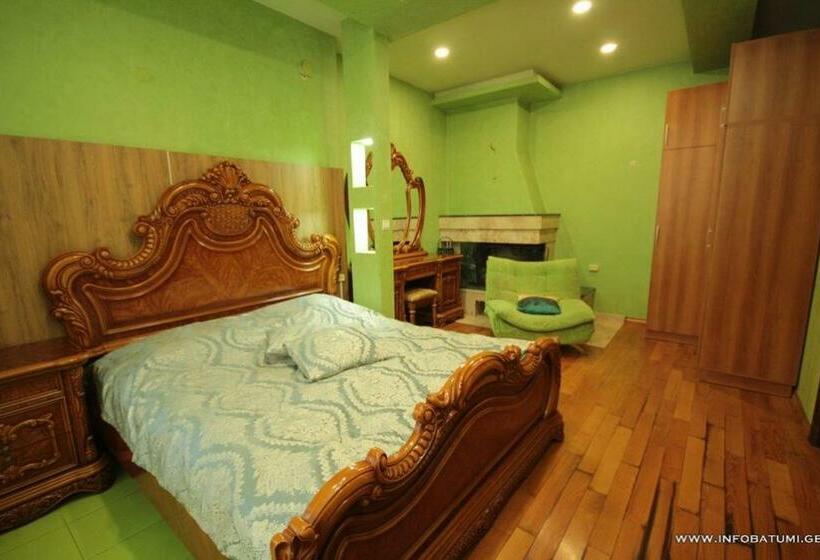 سوئیت با بالکن, Black Sea House