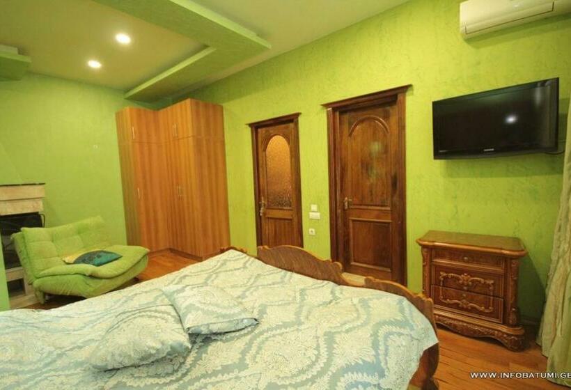 سوئیت با بالکن, Black Sea House