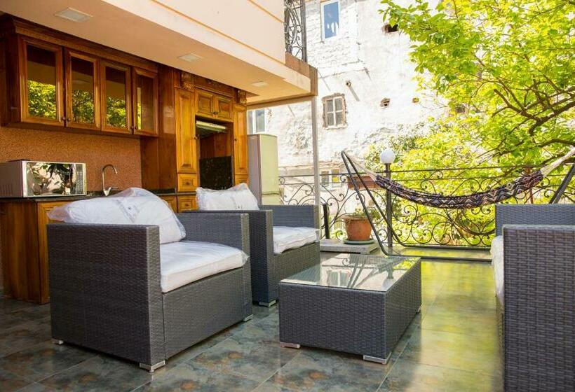 سوئیت با بالکن, Black Sea House