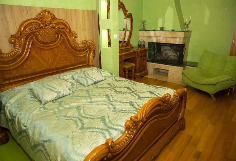 سوئیت با بالکن, Black Sea House