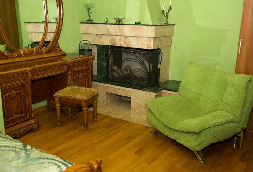 سوئیت با بالکن, Black Sea House