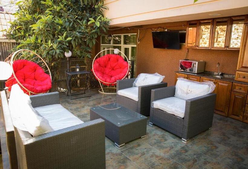 سوئیت با بالکن, Black Sea House