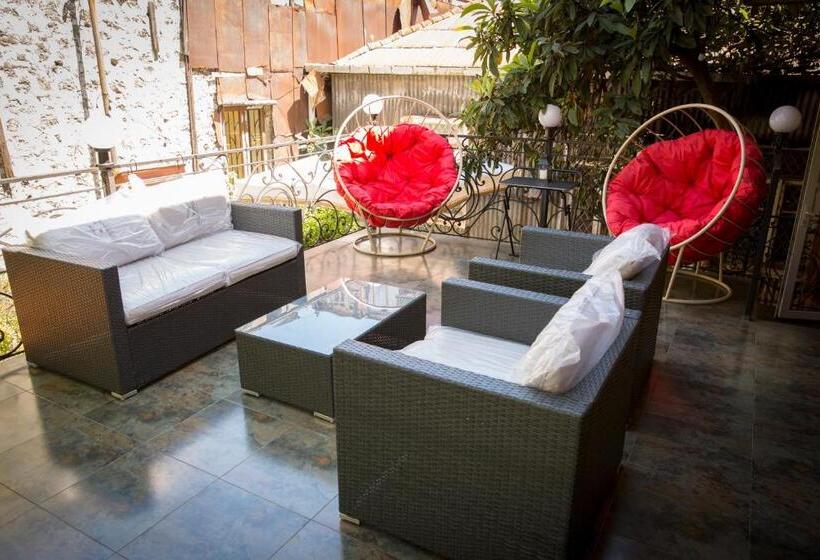 سوئیت با بالکن, Black Sea House