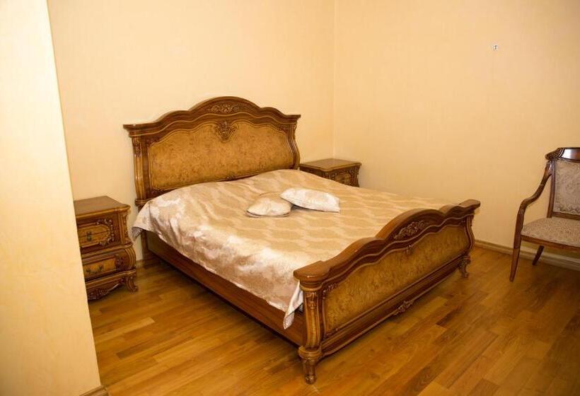 اتاق خانوادگی, Black Sea House