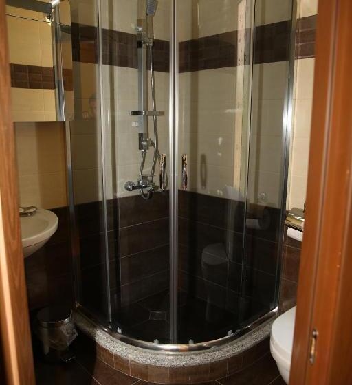 اتاق خانوادگی, Black Sea House