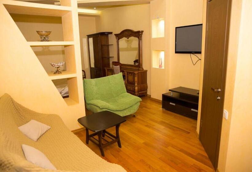 اتاق خانوادگی, Black Sea House