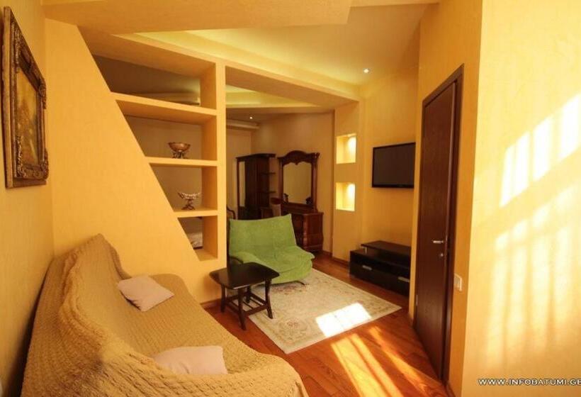 اتاق خانوادگی, Black Sea House