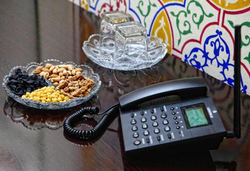 חדר סטנדרט לשלושה, Chor Minor