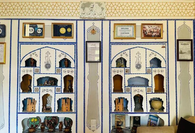 חדר דלוקס לשלושה, Chor Minor