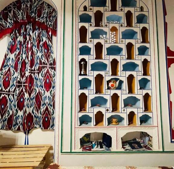 חדר דלוקס לשלושה, Chor Minor