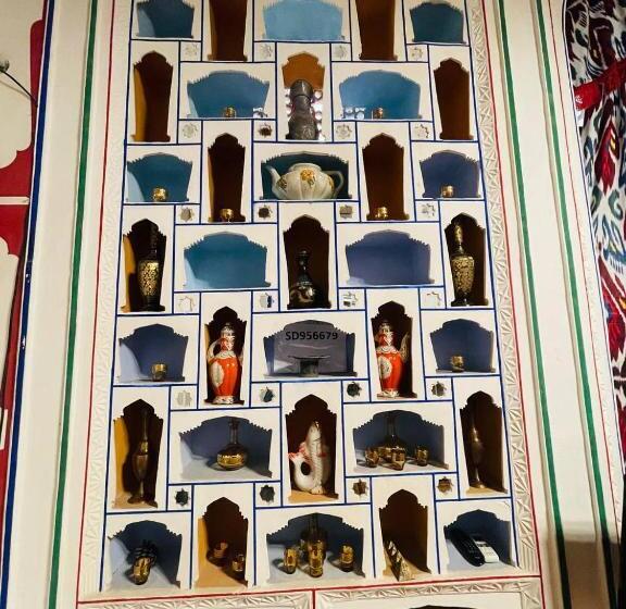 חדר דלוקס לשלושה, Chor Minor