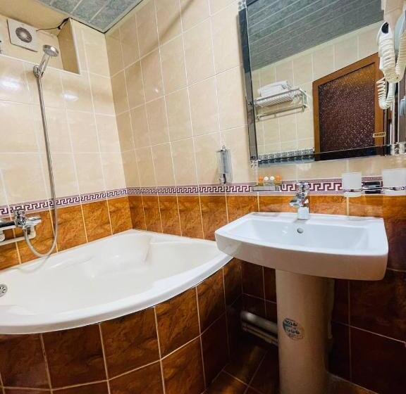 חדר דלוקס לשלושה, Chor Minor