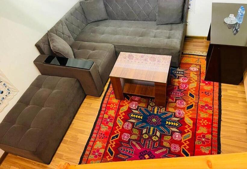 חדר דלוקס לשלושה, Chor Minor