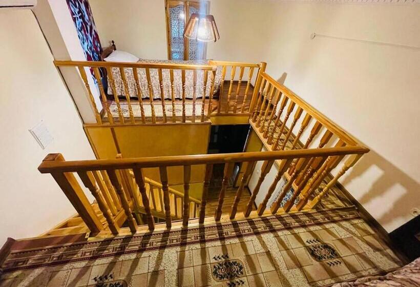 חדר דלוקס לשלושה, Chor Minor