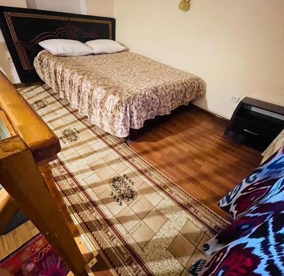 חדר דלוקס לשלושה, Chor Minor