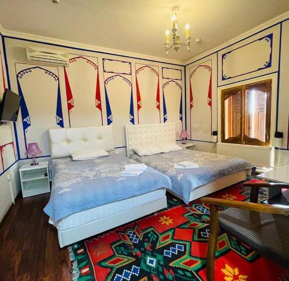 חדר דלוקס לשלושה, Chor Minor