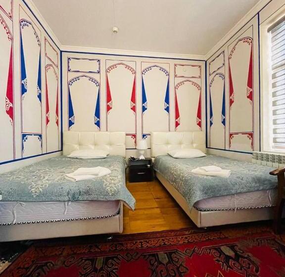 חדר קומפורט, Chor Minor