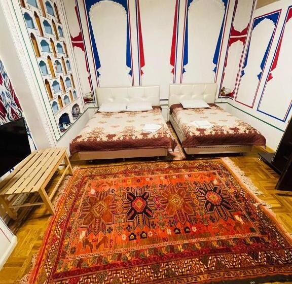 חדר דלוקס לשלושה, Chor Minor