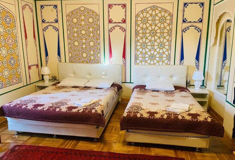 חדר דלוקס לשלושה, Chor Minor