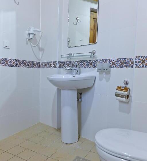 חדר דלוקס לשלושה, Fatima Boutique