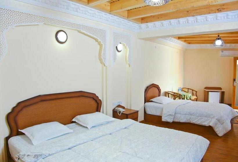 חדר דלוקס לשלושה, Fatima Boutique