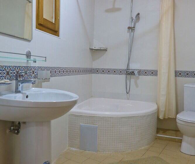 חדר דלוקס לשלושה, Fatima Boutique