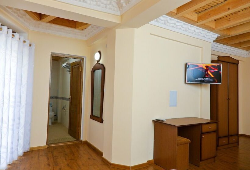 חדר דלוקס לשלושה, Fatima Boutique