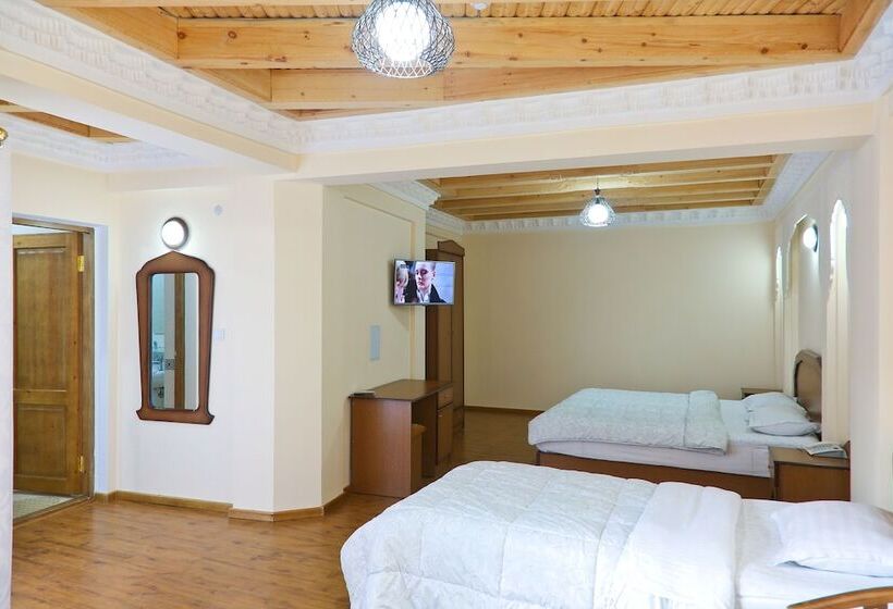 חדר דלוקס לשלושה, Fatima Boutique