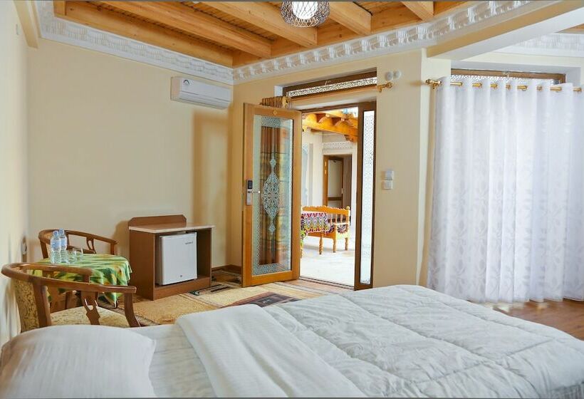 חדר דלוקס לשלושה, Fatima Boutique