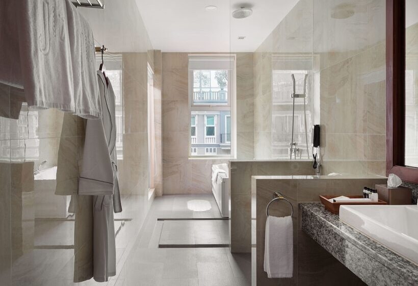 اتاق اجرایی, J7 Angkor