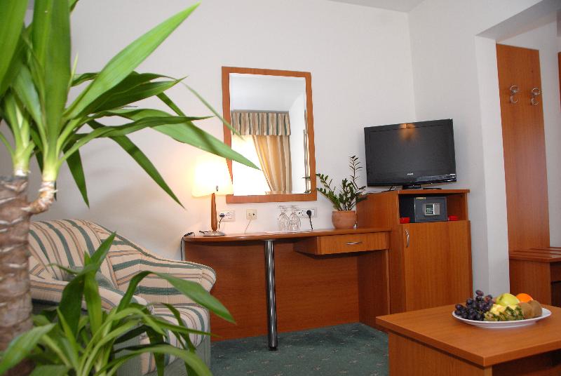 اتاق اجرایی, J7 Angkor